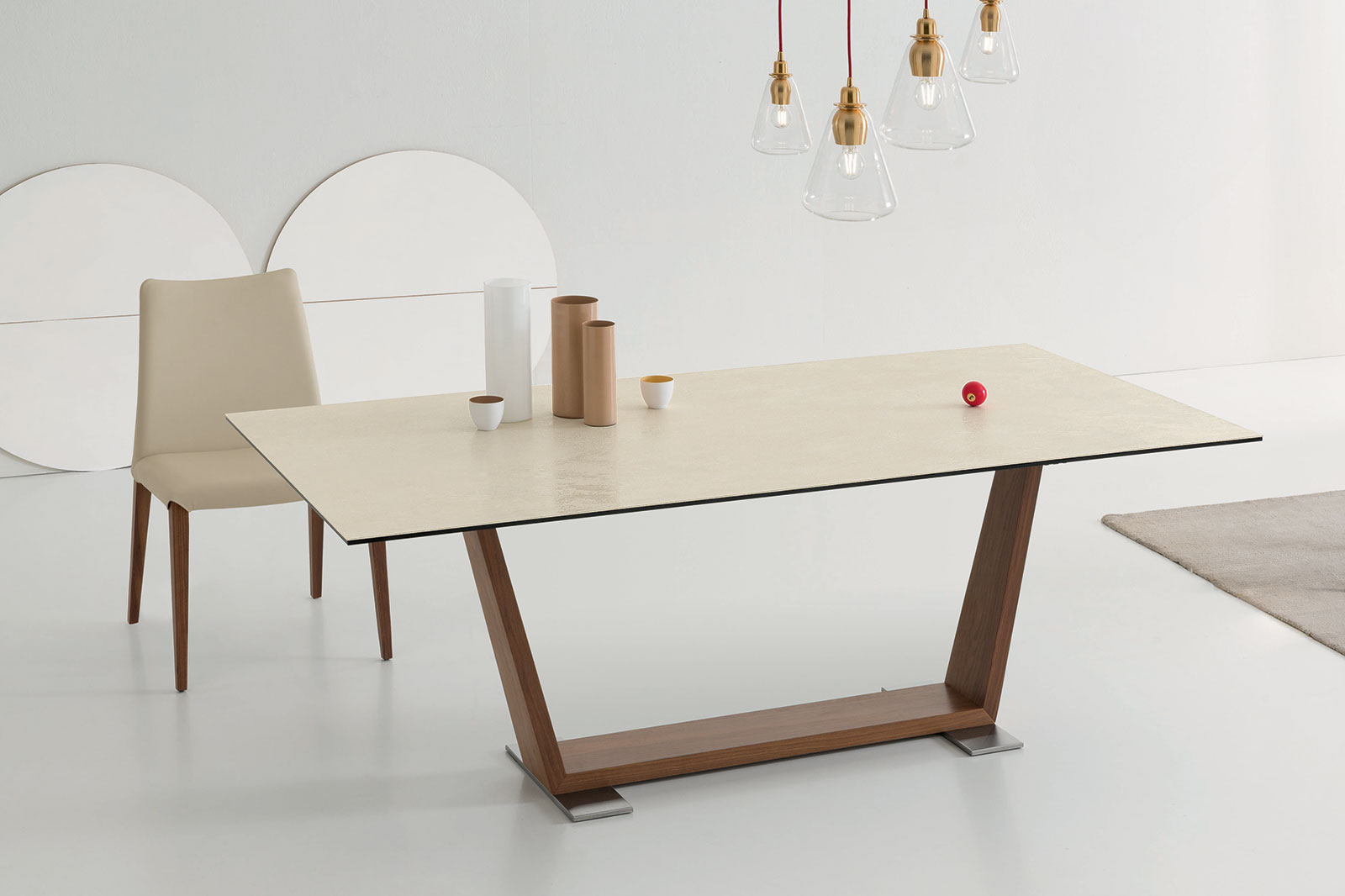 Doly est une table rectangulaire de salle à manger réalisée en bois et céramique. Découvrez notre collection de meubles italiens haut de gamme contemporaines