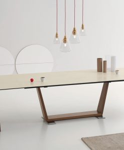 Doly est une table rectangulaire de salle à manger réalisée en bois et céramique. Découvrez notre collection de meubles italiens haut de gamme contemporaines