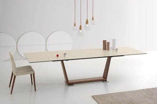 Doly est une table rectangulaire de salle à manger réalisée en bois et céramique. Découvrez notre collection de meubles italiens haut de gamme contemporaines