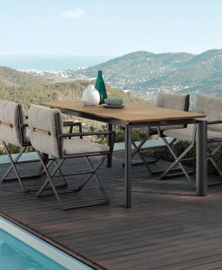 Tavolo da esterno in alluminio e teak. Vendita online di mobili outdoor design made in Italy. Tavolo allungabile da giardino.