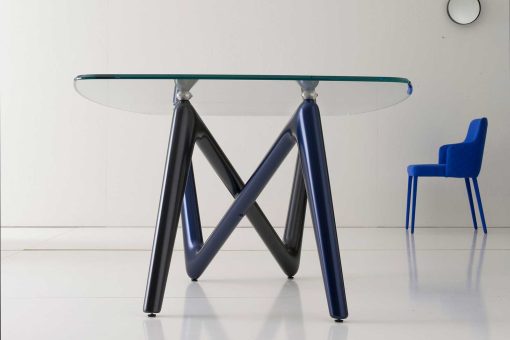 La table rectangulaire Edge a les pieds bicolore blue et gris anthracite et le plan en verre transparent extra clair trempé de dim. cm 110 x 220 ou 120 x 240