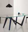 La table rectangulaire Edge a les pieds bicolore blue et gris anthracite et le plan en verre transparent extra clair trempé de dim. cm 110 x 220 ou 120 x 240