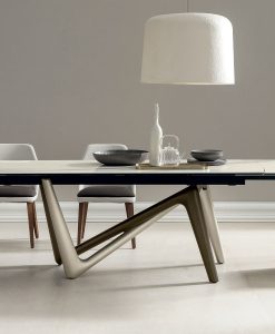 Design di Andrea Lucatello. Piano sagomato a botte. Due allunghi indipendenti. Edge è un tavolo allungabile in ceramica made in Italy e di alta qualità.