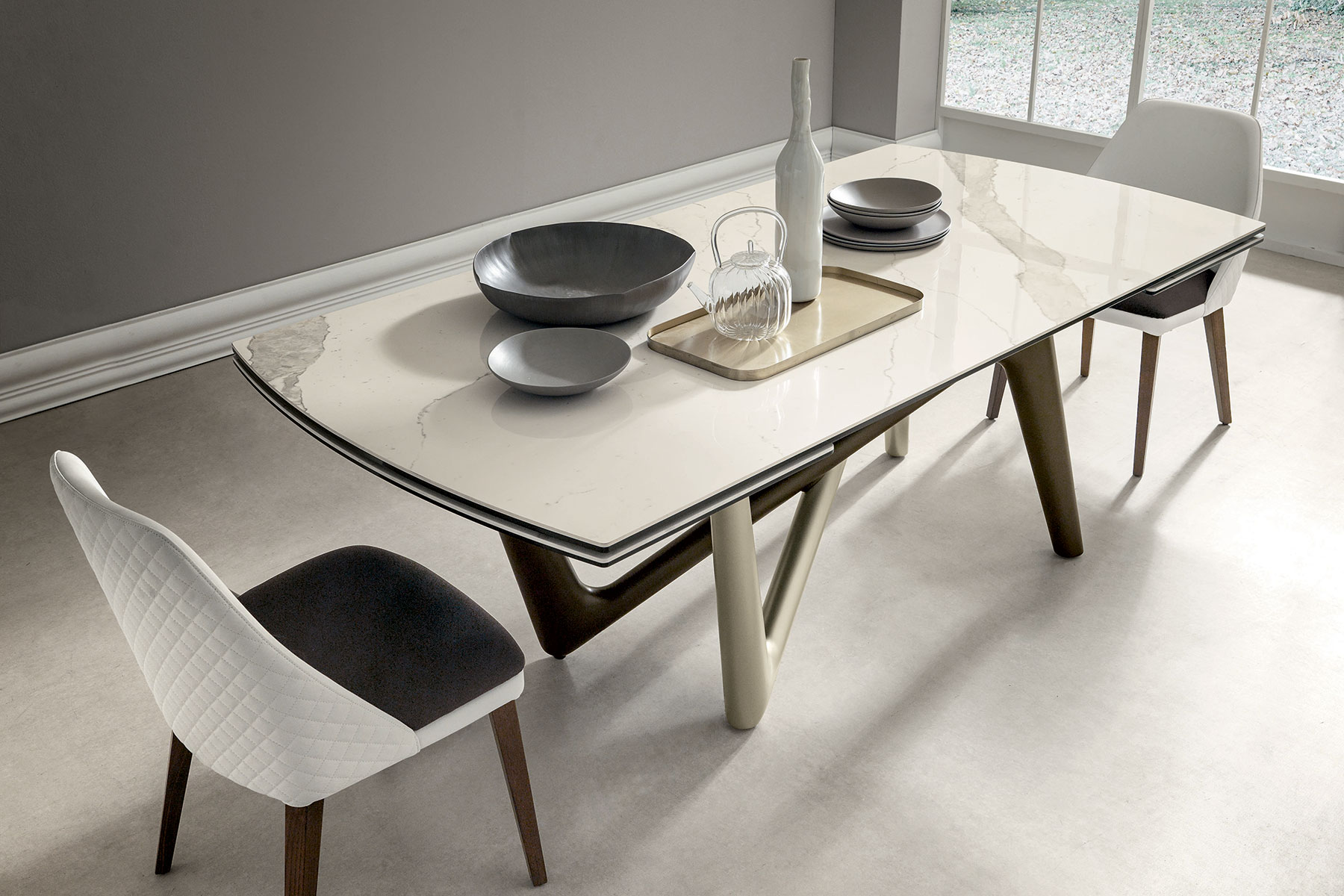 Andrea Lucatello designed a high-end ceramic extensible table, customizable in several finishing. Bicolor base, aluminium frame and barrel-shaped top.