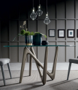 Vente en ligne de meubles haut de gamme de production italienne. Table ronde en verre transparent. Design Andrea Lucatello. Livraison à domicile gratuite.