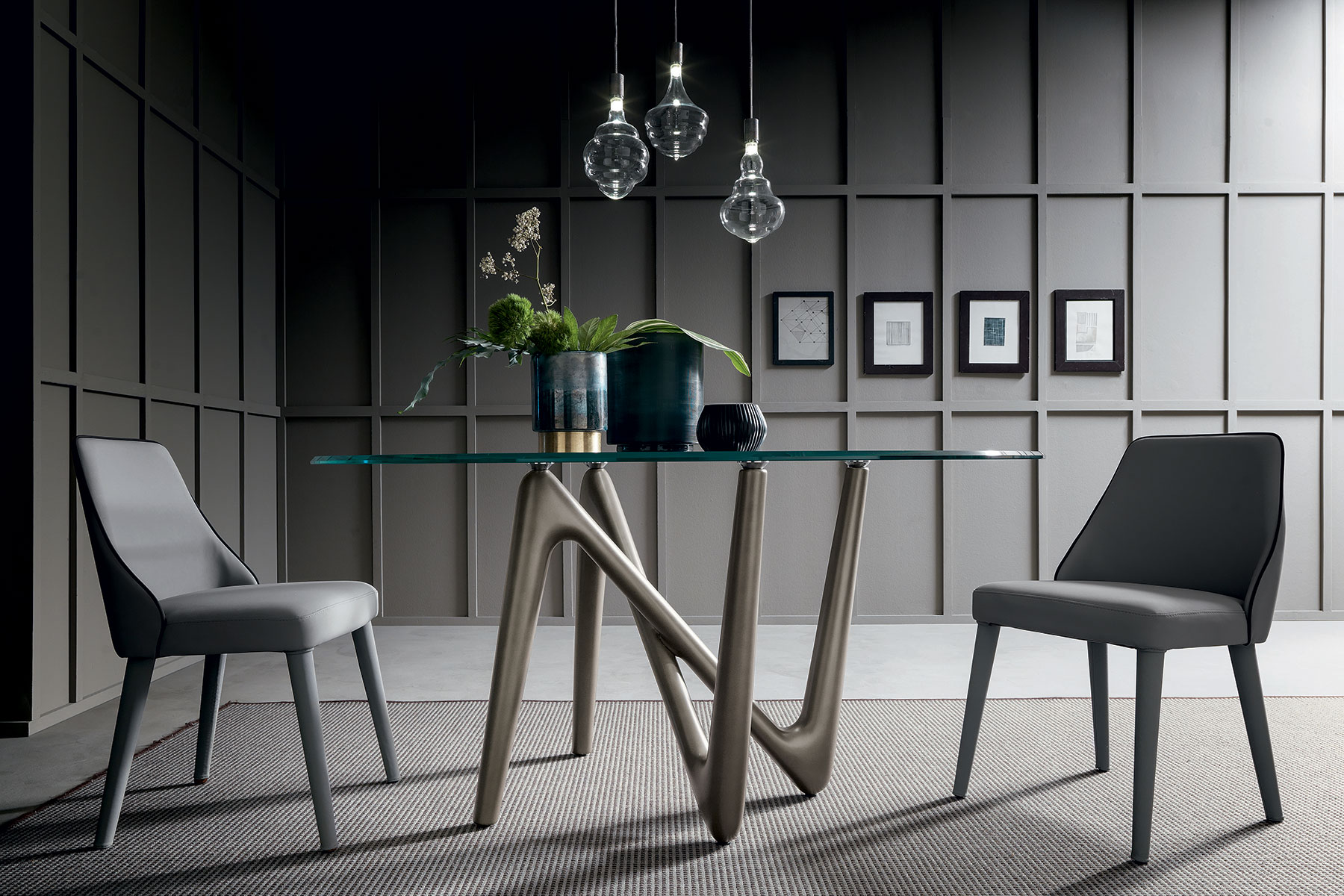 Vente en ligne de meubles haut de gamme de production italienne. Table ronde en verre transparent. Design Andrea Lucatello. Livraison à domicile gratuite.
