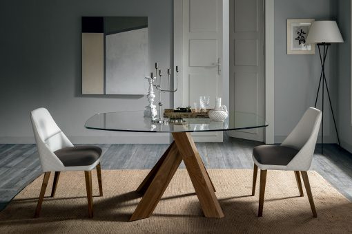 Want to make your living room look more elegant? Opt for a glass table with walnut wood frame made in Italy combining traditional crafts with modern design.