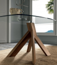 Design Arter & Citton. La base del tavolo a botte richiama le radici di un albero. Il piano trasparente poggia su un solo ed elegante punto di equilibrio.