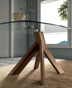 Elipse est une magnifique table de salle à manger ovale composée d’un plan en verre et d’un piètement en bois. Découvrez notre collection de tables en verre et bois.