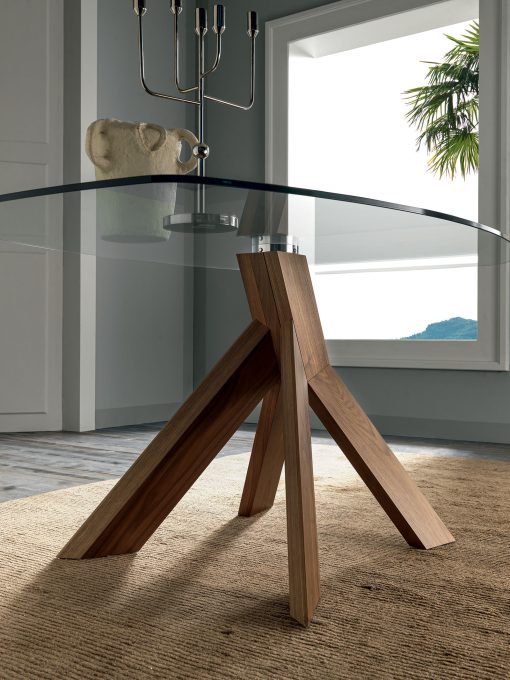 Want to make your living room look more elegant? Opt for a glass table with walnut wood frame made in Italy combining traditional crafts with modern design.