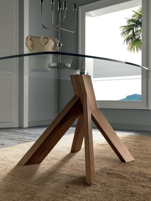 Elipse est une magnifique table de salle à manger ovale composée d’un plan en verre et d’un piètement en bois. Découvrez notre collection de tables en verre et bois.