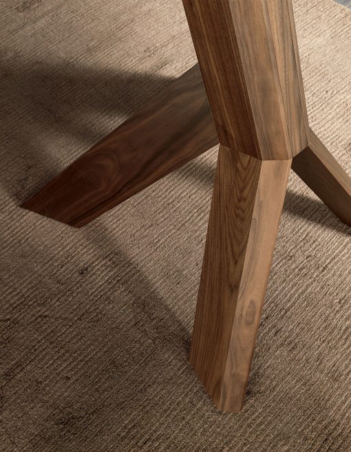 Design Arter & Citton. La base del tavolo a botte richiama le radici di un albero. Il piano trasparente poggia su un solo ed elegante punto di equilibrio.