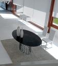 Tavolo ovale. Base cromata e piano in marmo bianco Carrara o nero Marquinia. Arredamento di alta qualità, vendita a distanza, consegna a domicilio gratuita.