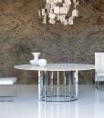 Tavolo ovale. Base cromata e piano in marmo bianco Carrara o nero Marquinia. Arredamento di alta qualità, vendita a distanza, consegna a domicilio gratuita.