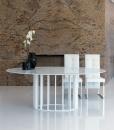 Tavolo ovale. Base cromata e piano in marmo bianco Carrara o nero Marquinia. Arredamento di alta qualità, vendita a distanza, consegna a domicilio gratuita.