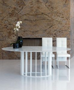 Embassy est une table ovale en marbre fabriquée en Italie avec méthodes artisanales. Découvrez notre sélection de tables de salle à manger en marbre.