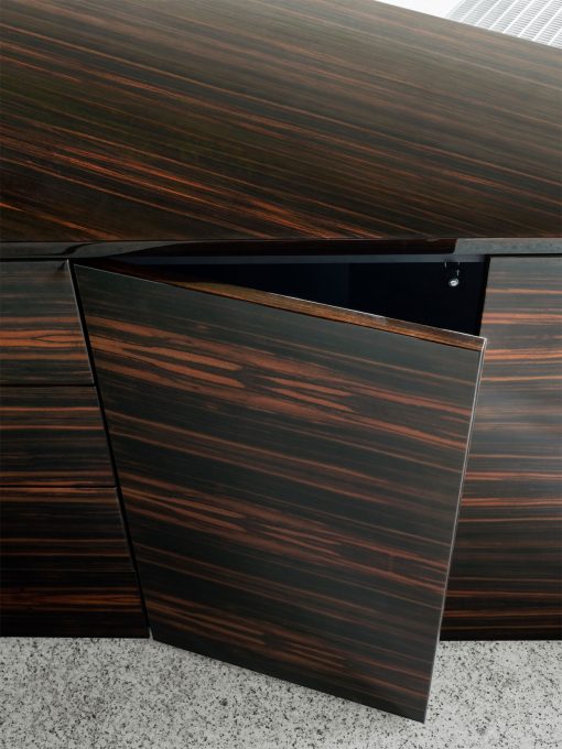 Meubles de bureau de haute qualité. Luxueux bureau de direction en bois d'ébène et cuir. Design Ferruccio Laviani. Livraison gratuite à domicile.