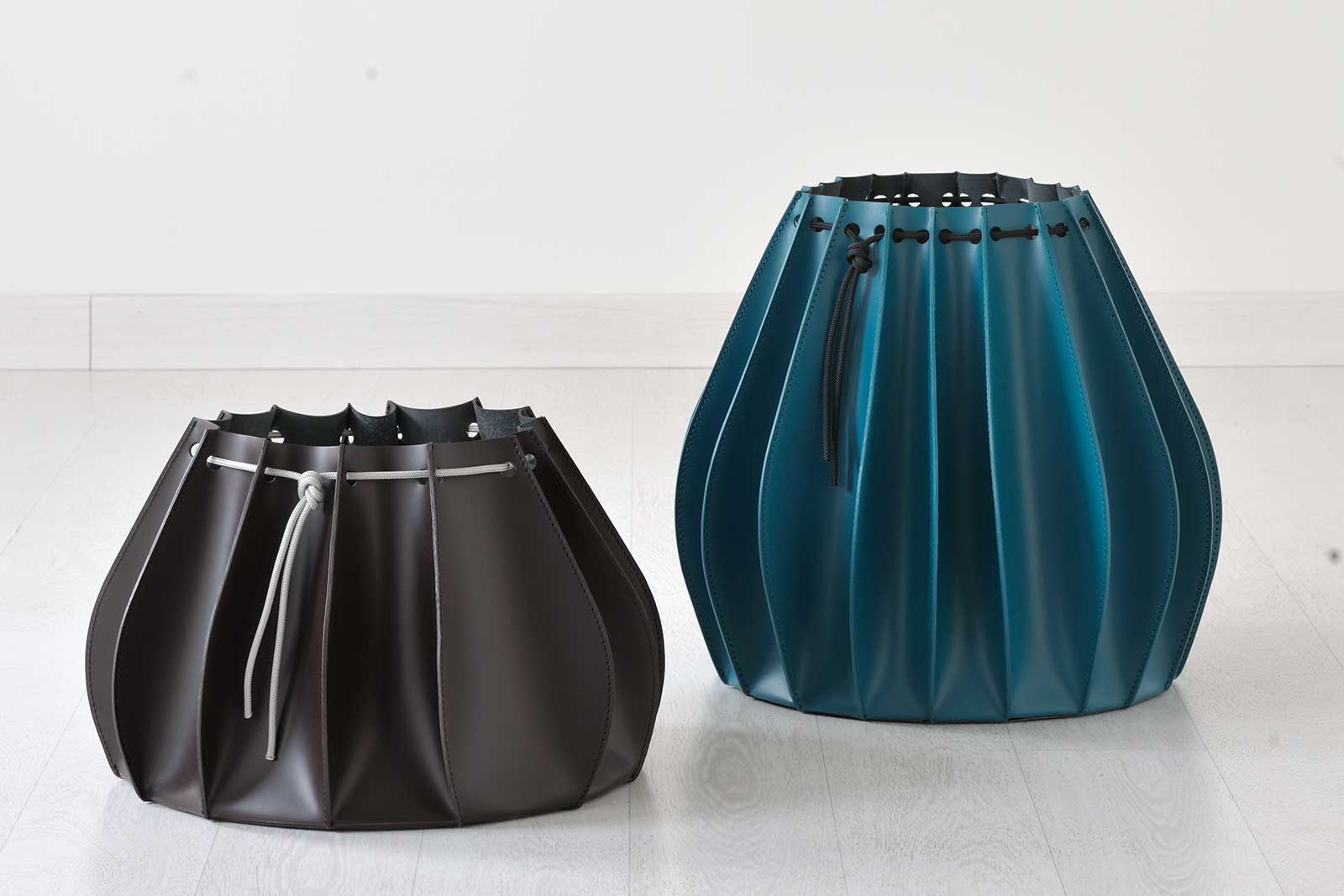 Vases décoratifs en cuir effet plissé, design Gian Paolo Venier. Accessoires d'ameublement haut de gamma made in Italy. Vente en ligne, livraison gratuite.