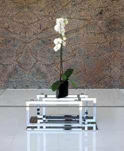 Table basse avec pied en métal chromé et plan en verre trempé cm 130 x 70. Design moderne et haute qualité pour un ameublement luxueux. Livraison offerte.