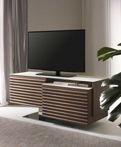 Struttura girevole, base in acciaio, due moduli in legno massello con ante, finitura noce. Top in vetro bianco. Un lussuoso mobile porta TV made in Italy.