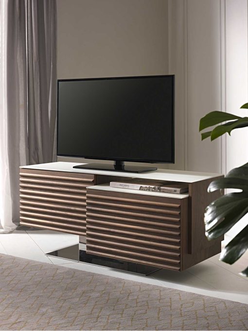 Struttura girevole, base in acciaio, due moduli in legno massello con ante, finitura noce. Top in vetro bianco. Un lussuoso mobile porta TV made in Italy.