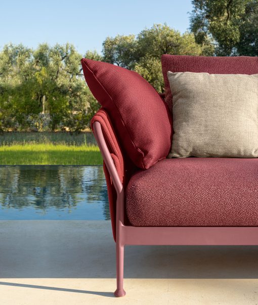 Salotto da esterno in alluminio e corde rosse. Vendita online di mobili da esterno design made in Italy con consegna gratuita. Divani per giardino originale