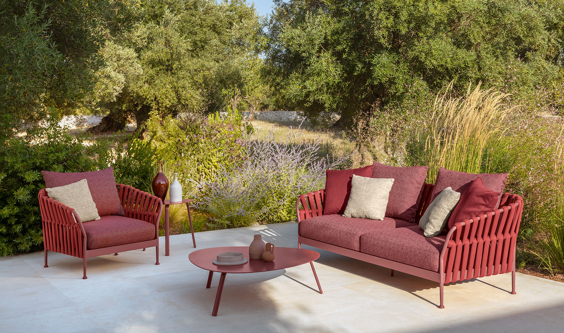 Salon de jardin rouge en aluminium. Vente en ligne de meubles de jardin haut de gamme pour jardins et terrasses avec livraison gratuite.