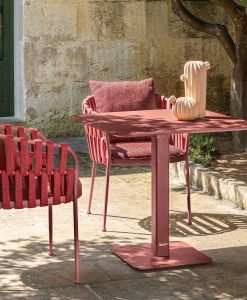 Vente en ligne de meubles de jardin de haute qualité. Offrez-vous la chaise de jardin rouge Fabric en livraison gratuite pour compléter votre table de repas