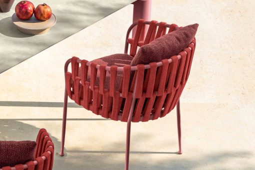 Acquista online Fabric, sedia da giardino rossa con struttura in alluminio e intreccio di corde che creano giochi di luce. Consegna a domicilio gratuita.