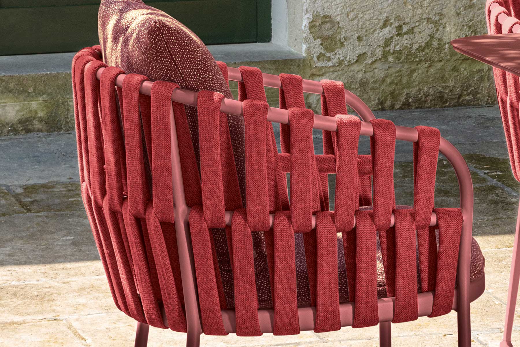 Acquista online Fabric, sedia da giardino rossa con struttura in alluminio e intreccio di corde che creano giochi di luce. Consegna a domicilio gratuita.
