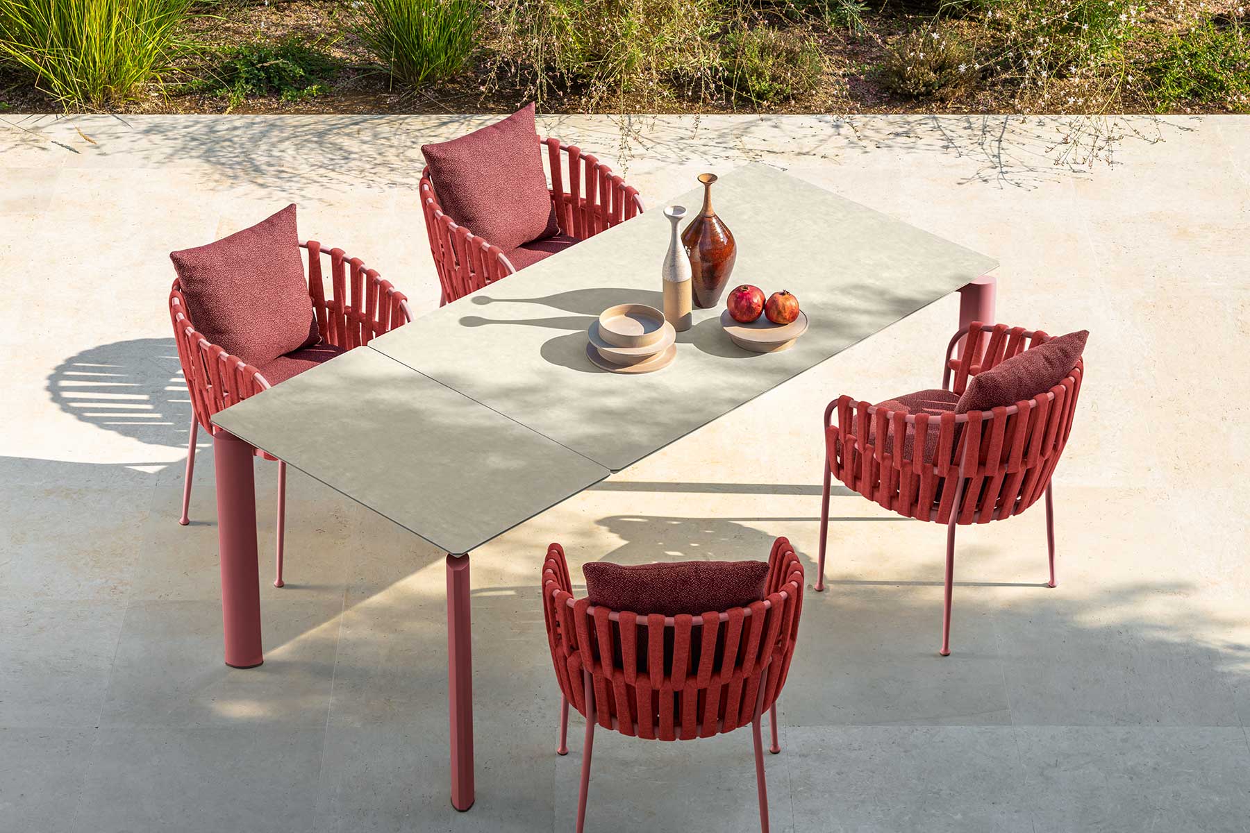 Vente en ligne de meubles de jardin de haute qualité. Offrez-vous la chaise de jardin rouge Fabric en livraison gratuite pour compléter votre table de repas