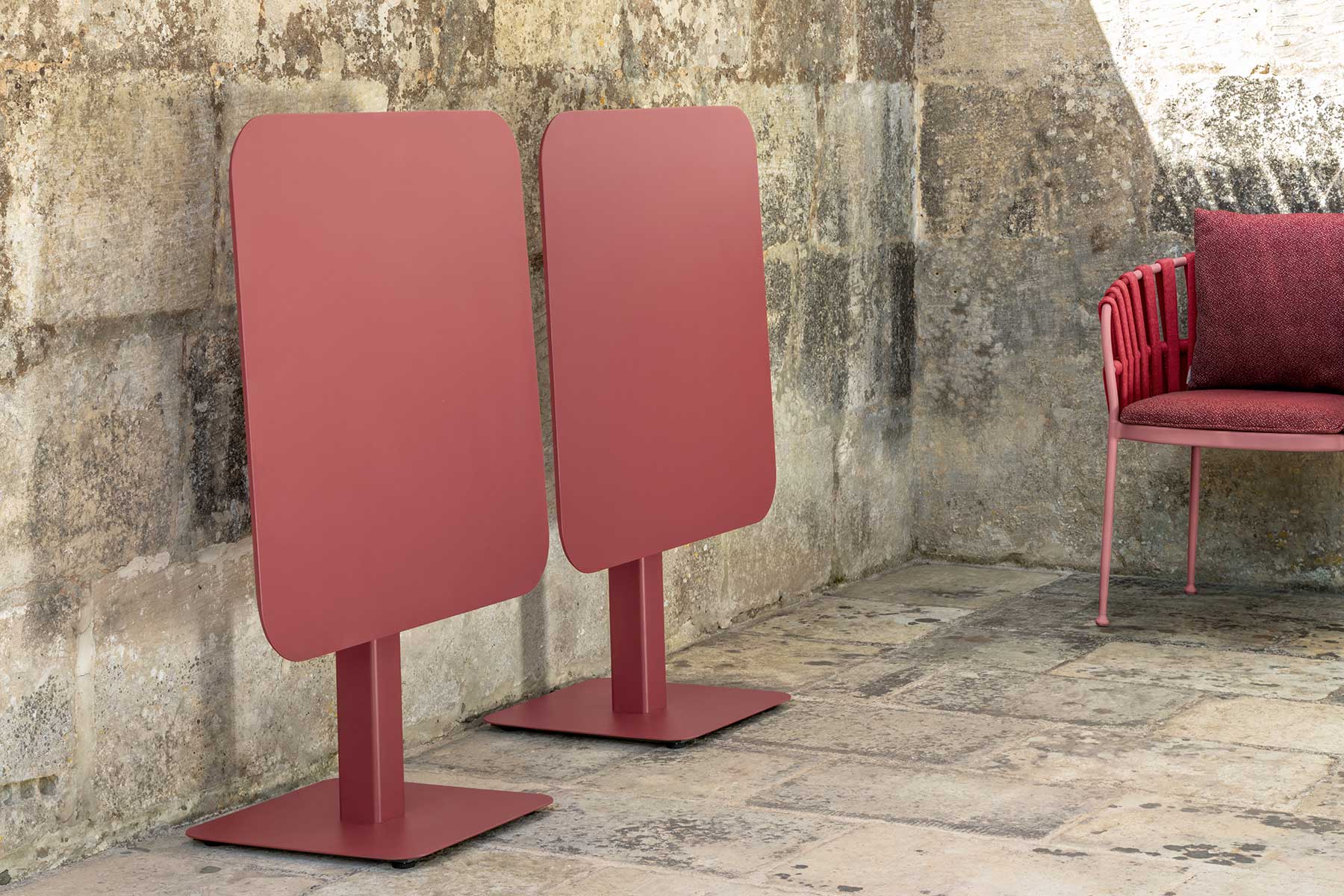 Vente en ligne de meubles de jardin luxueux et de haute qualité. Fabric est une table de jardin pliante rouge, pratique et solide. 80 x 80 cm. Livraison.