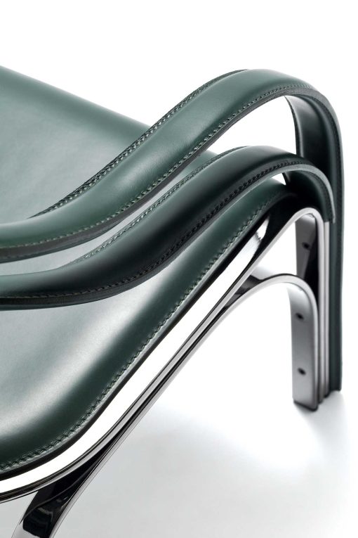 Poltrona lounge di Vladimir Kagan. Struttura in acciaio finitura nickel nero e rivestimento in cuoio pieno fiore verde. Personalizzabile. Consegna gratuita.