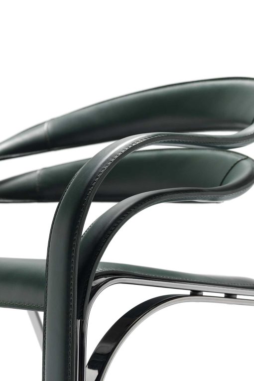 Poltrona lounge di Vladimir Kagan. Struttura in acciaio finitura nickel nero e rivestimento in cuoio pieno fiore verde. Personalizzabile. Consegna gratuita.