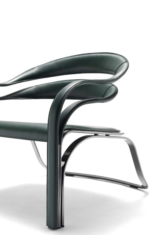 Poltrona lounge di Vladimir Kagan. Struttura in acciaio finitura nickel nero e rivestimento in cuoio pieno fiore verde. Personalizzabile. Consegna gratuita.