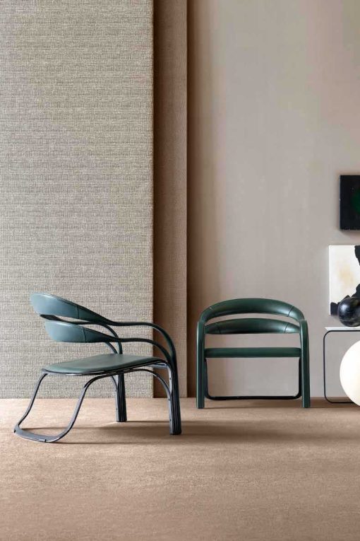 Poltrona lounge di Vladimir Kagan. Struttura in acciaio finitura nickel nero e rivestimento in cuoio pieno fiore verde. Personalizzabile. Consegna gratuita.