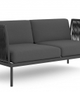 Avec son élégante combinaison d'aluminium et de cordes en Teflon, le canapé 2 places extérieur Flare s'intègre parfaitement dans une déco contemporaine.