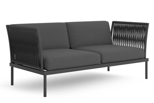 Avec son élégante combinaison d'aluminium et de cordes en Teflon, le canapé 2 places extérieur Flare s'intègre parfaitement dans une déco contemporaine.
