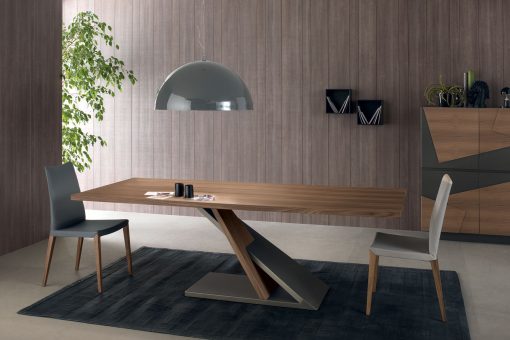 Flory est une chaise en frêne au design linéaire réalisée en Italie. Cette chaise de salle à manger haut de gamme est disponible en eco-cuir ou velours.