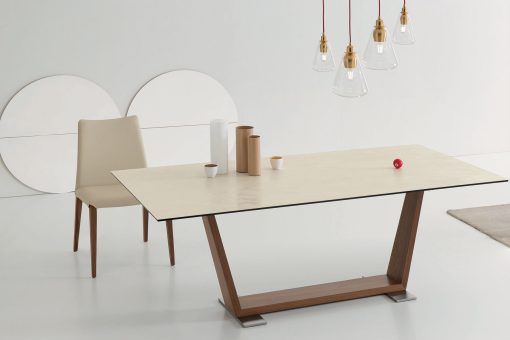 Flory est une chaise en frêne au design linéaire réalisée en Italie. Cette chaise de salle à manger haut de gamme est disponible en eco-cuir ou velours.