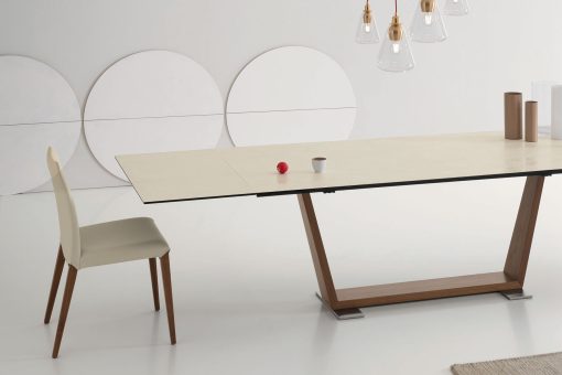 Flory est une chaise en frêne au design linéaire réalisée en Italie. Cette chaise de salle à manger haut de gamme est disponible en eco-cuir ou velours.