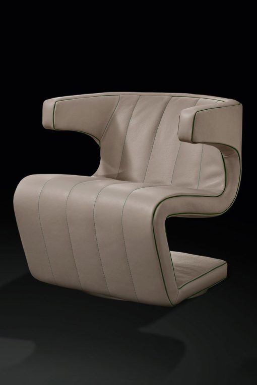 Giuseppe Viganò a dessiné un fauteuil tournant en cuir luxueux et étonnant. Revêtement et coutures peuvent être personnalisés. Livraison à domicile.