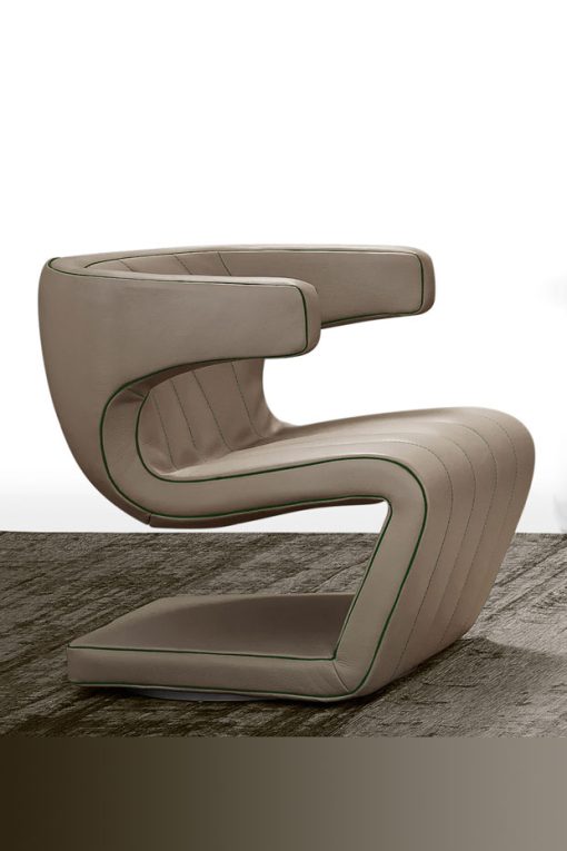 Giuseppe Viganò a dessiné un fauteuil tournant en cuir luxueux et étonnant. Revêtement et coutures peuvent être personnalisés. Livraison à domicile.