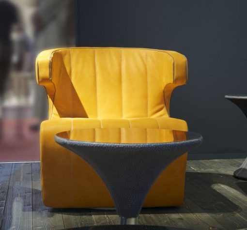 Pour villas, hotels et yachts d'excéption, la décoration d'intérieur la plus luxueuse avec le fauteuil tournant en cuir Fly dessiné par Giuseppe Viganò.