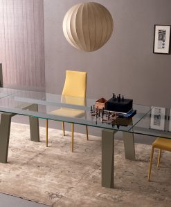 Table à rallonge avec pied en bois laqué et top en verre trempé transparent. Meubles haut de gamme en livraison gratuite à domicile. Made in Italy!