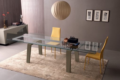 Our collection of extendable glass dining tables frees up visual space with a see-through design in order to make the rest of the room's furnishings show through.