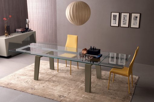 Table à rallonge avec pied en bois laqué et top en verre trempé transparent. Meubles haut de gamme en livraison gratuite à domicile. Made in Italy!