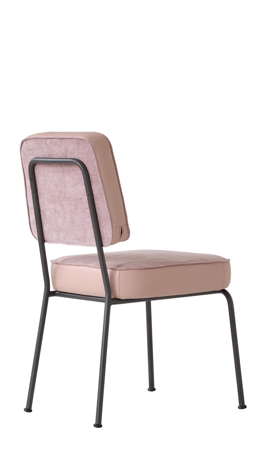 Metal structure. Soft seat and backrest are covered with velvet and soft leather available in several colours. Vintage and classic style padded chair.