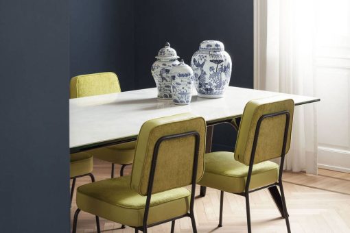 Stile classico e vintage per Garbo, di Gian Paolo Venier. Una sedia imbottita design per soggiorno o camera da letto. Tessuto tecnico in numerosi colori.