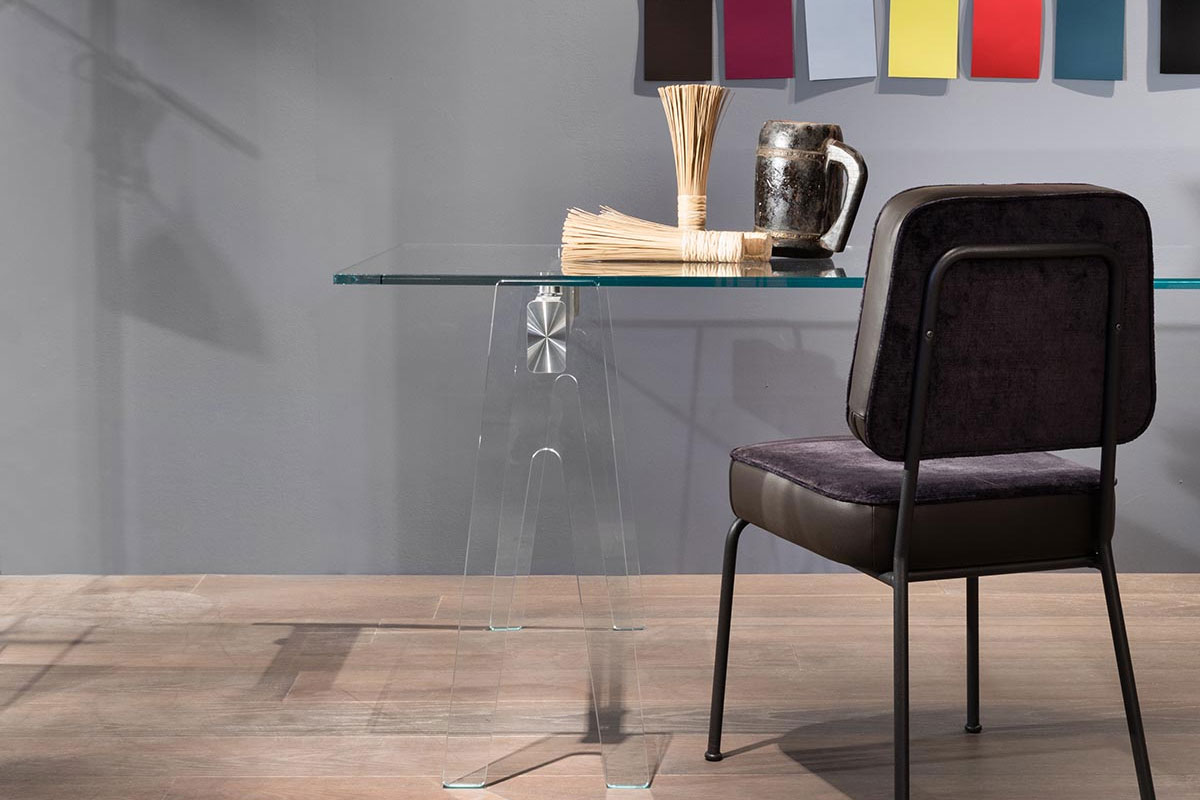 Stile classico e vintage per Garbo, di Gian Paolo Venier. Una sedia imbottita design per soggiorno o camera da letto. Tessuto tecnico in numerosi colori.